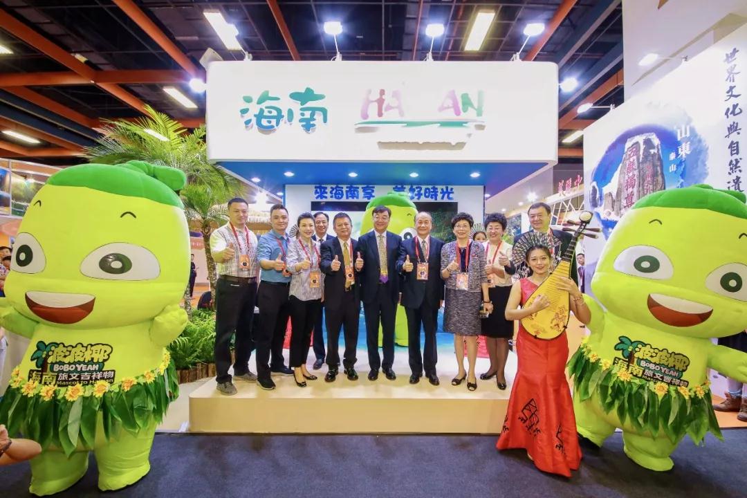 两岸主要嘉宾在海南展台合影