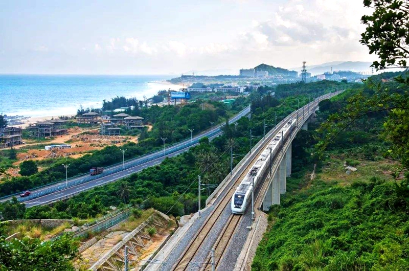 伴海而行的海南环岛高铁列车.jpg