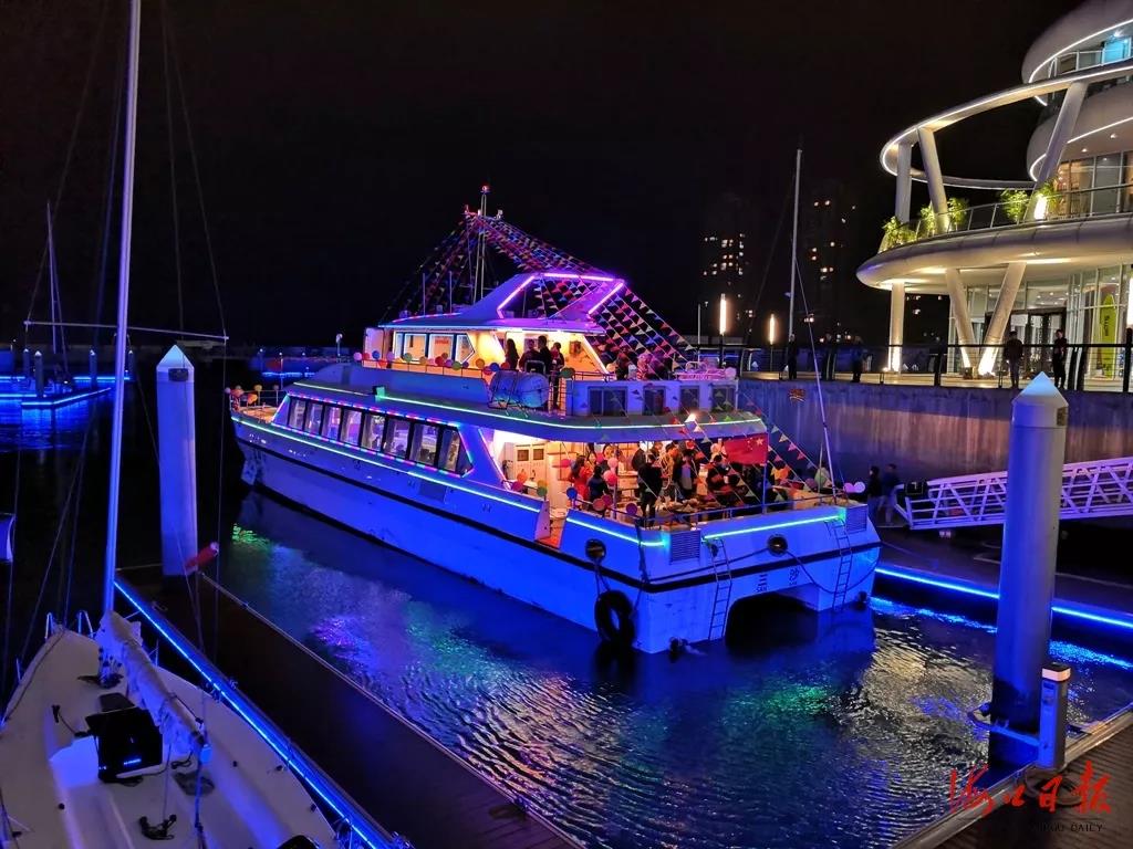 夜游海口湾的游船。 吴祝好 摄.jpg