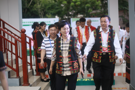 领导们参观推介会现场，红帆会展供图.png