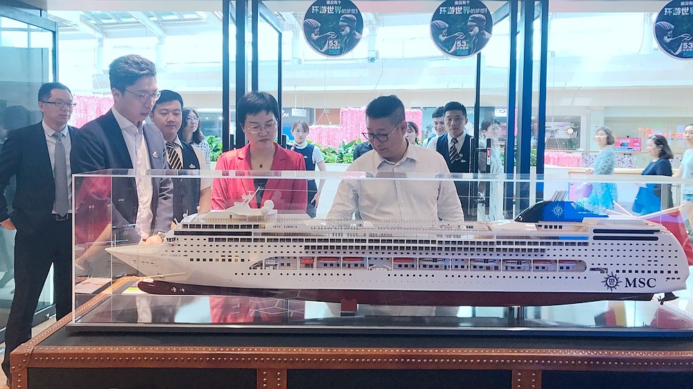 孙颖一行参观凯撒旅游三代店.jpg