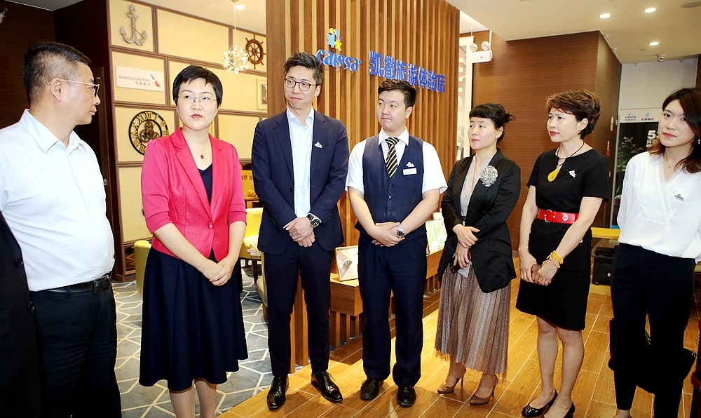 孙颖一行参观凯撒旅游三代店.jpg