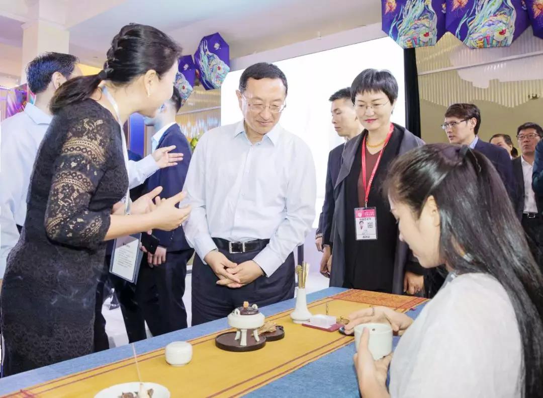 5月19日至22日第十二届中国艺术节演艺及文创产品博览会，文化和旅游部部长雒树刚检查指导海南展馆，听取了省旅文厅厅长孙颖关于海南文化旅游融合、文化创意产业发展等工作的汇报。.jpg