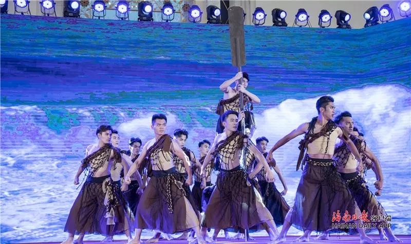 2019年5月20日下午，上海展览中心中央舞台上，琼海嘉积中学舞蹈团表演的舞蹈《南海潮》。海南日报记者宋国强 摄.jpg