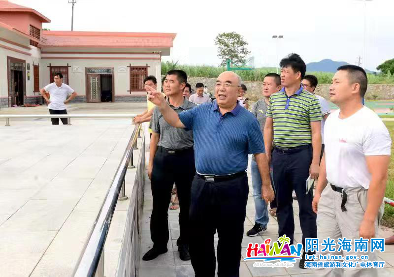 敖力勇副厅长在大仍村实地考察该村情况