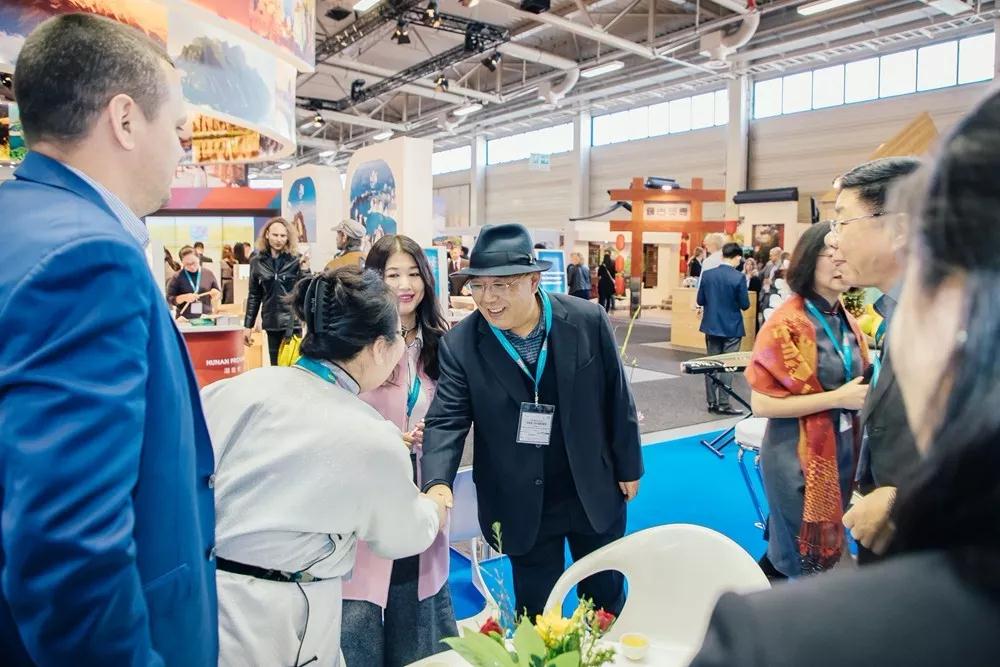 省旅文厅副厅长敖力勇与参展商进行交谈.jpg