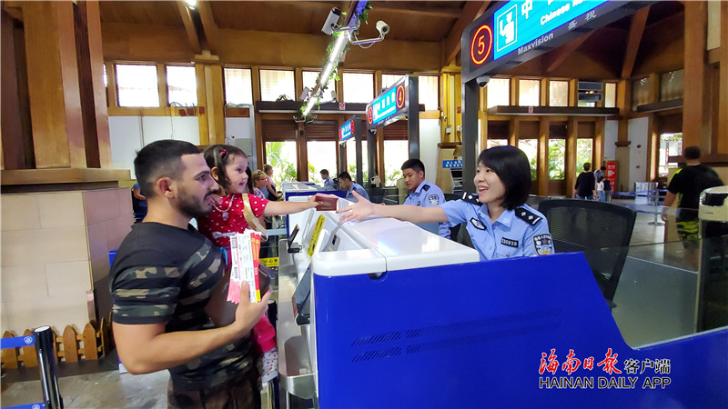 　凤凰边检站执勤民警正在为59国免签入境旅客提供前台服务。陈奕樽 摄.jpg
