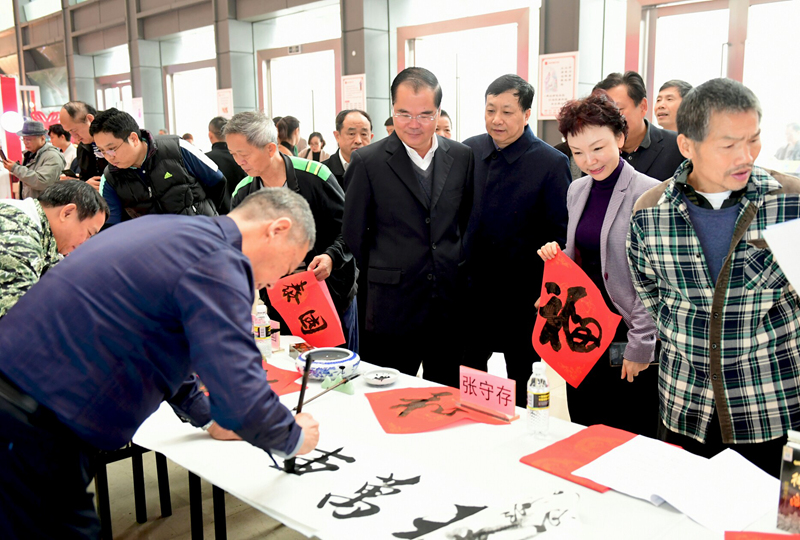 林光强观看书法家书写春联