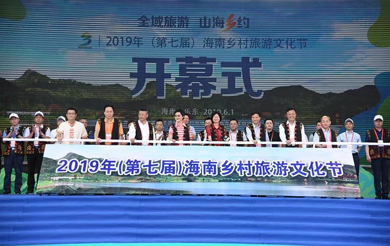 出席活动的领导嘉宾共同启动开幕推杆装置。.jpg
