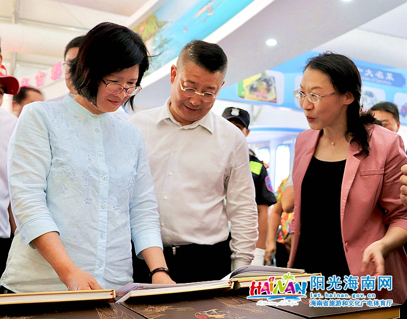 副省长苻彩香参观美食博览会，省旅文厅副厅长曹远新陪同。黄涛 摄.jpg