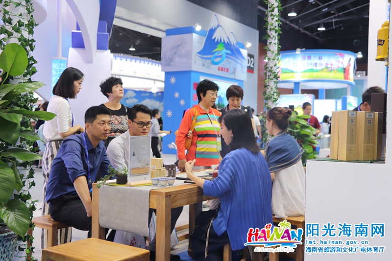 海南参展企业正在与客商恰谈业务。 黄涛 摄