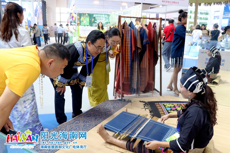 海南黎锦织绣技艺吸引市民观看。 黄涛 摄