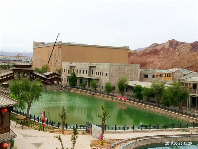 图为正在建设的丹霞口旅游度假小镇盛世大剧场.jpg
