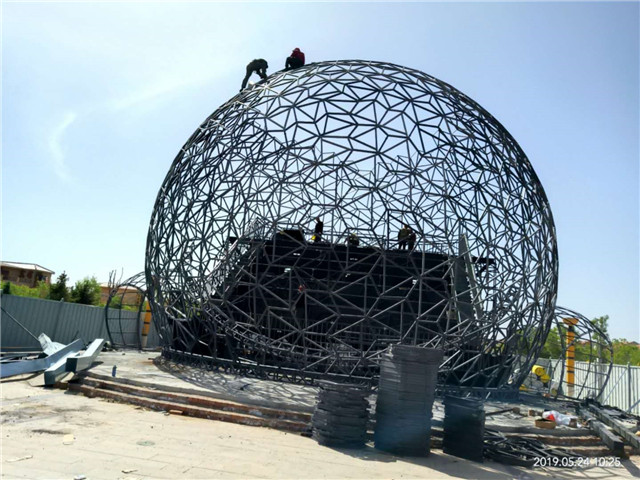 图为正在建设的360极限飞球——飞越张掖球型影院.jpg