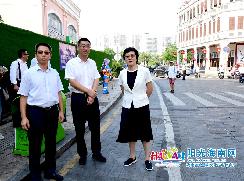 孙颖在骑楼老街了解国庆假日旅游文化产品供给以及旅游市场安全保障等情况。李少雄 摄.jpg