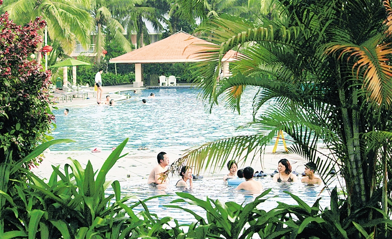 琼海官塘一家温泉酒店内，游客在泡温泉。 记者 宋国强 摄.jpg