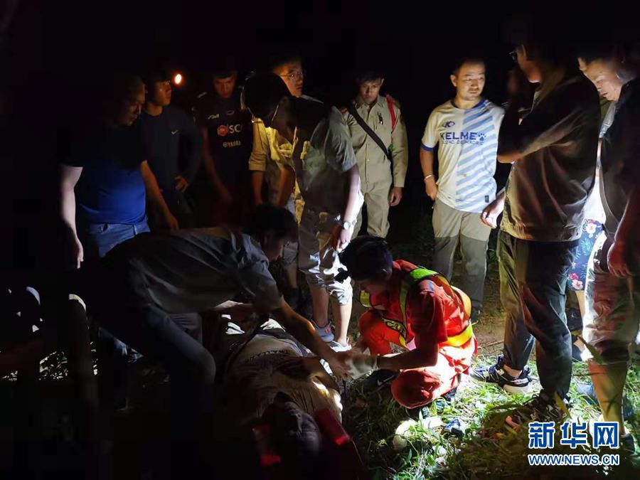 （国际）（2）中国旅游团在老挝遭遇车祸多人伤亡