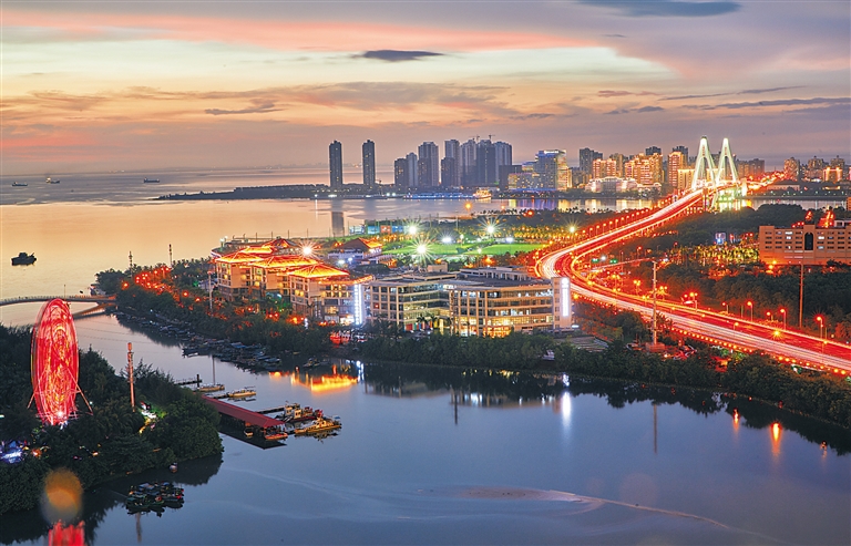 华灯初上的海口湾。 见习记者 封烁 摄.jpg
