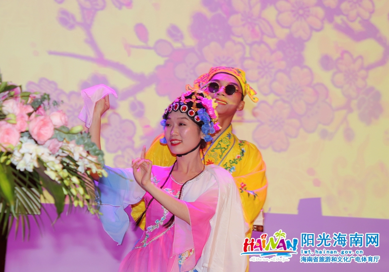 推介会上，极具海南特色的文艺表演。黄涛 摄.jpg