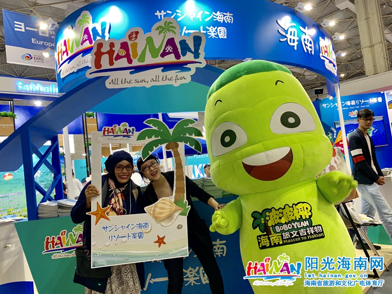 市民游客与波波椰亲密合影