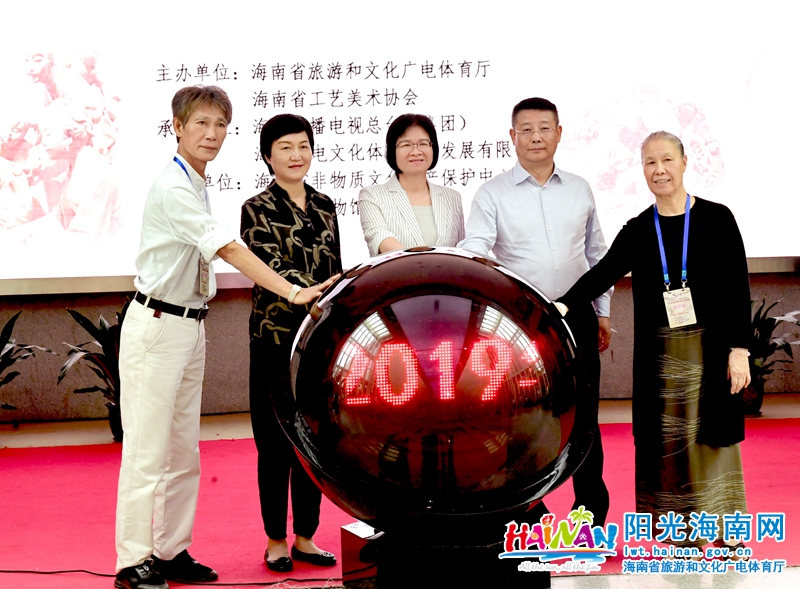 11月15日上午，2019年首届海南传统工艺精品展在省博物馆开幕，省人民政府副省长苻彩香，省旅游和文化广电体育厅厅长孙颖、副厅长曹远新出席开幕式。李少雄摄