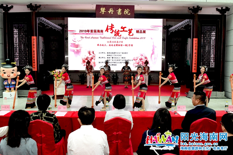 11月15日上午，2019年首届海南传统工艺精品展在省博物馆开幕。李少雄摄