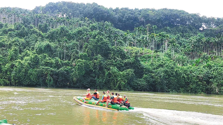 俄罗斯旅行团在琼海体验万泉河漂流。记者 刘梦晓 通讯员 杨蕊 摄.jpg