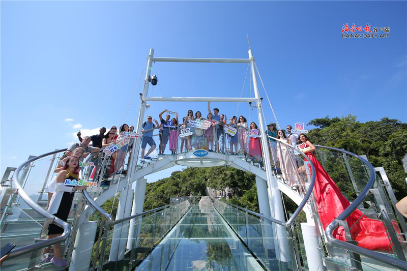来自美国、俄罗斯、英国、加拿大、巴西等10多个国家的30名国际网红旅游达人打卡“大三亚”美景1.jpg