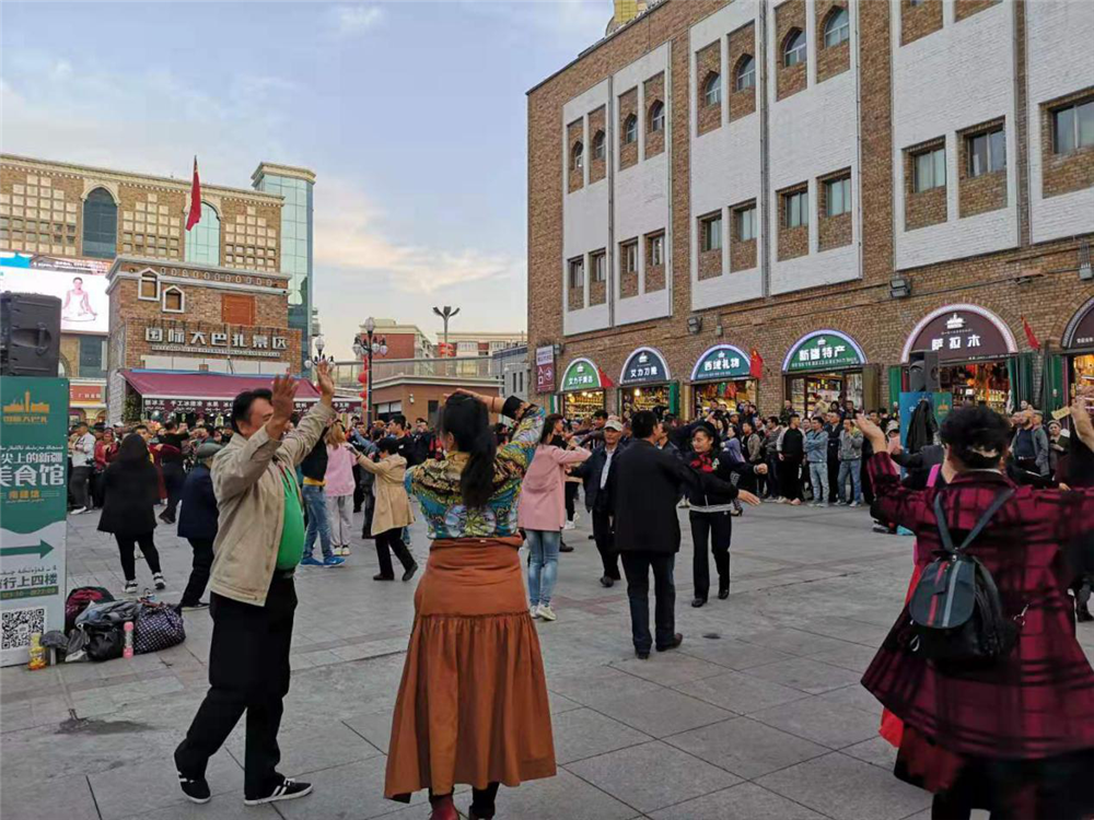热闹爆啦！乌鲁木齐这个“特别的市集”，从白天热闹到晚上...