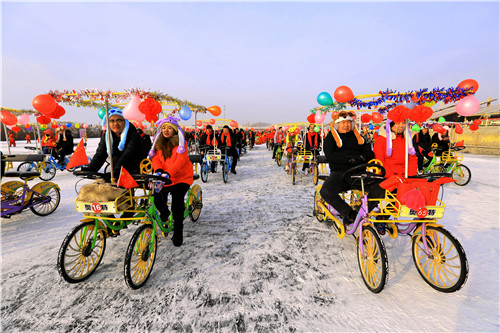 图为2020年1月12日第六届全国大众冰雪季·博湖县第十二届冰雪节冰上全家福自行车赛正在进行中 周法成摄.jpg