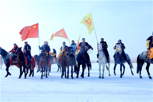 图为2020年1月12日第六届全国大众冰雪季·博湖县第十二届冰雪节冰上赛马正在进行中 张梦涵摄 (3).JPG