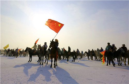 图为2020年1月12日第六届全国大众冰雪季·博湖县第十二届冰雪节冰上赛马正在进行中 周法成摄.jpg
