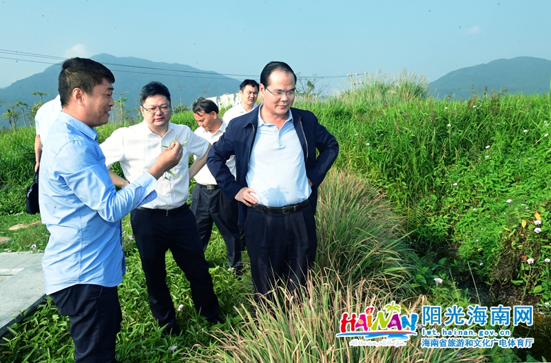 林光强在三亚水稻国家公园听取景区负责人汇报工作
