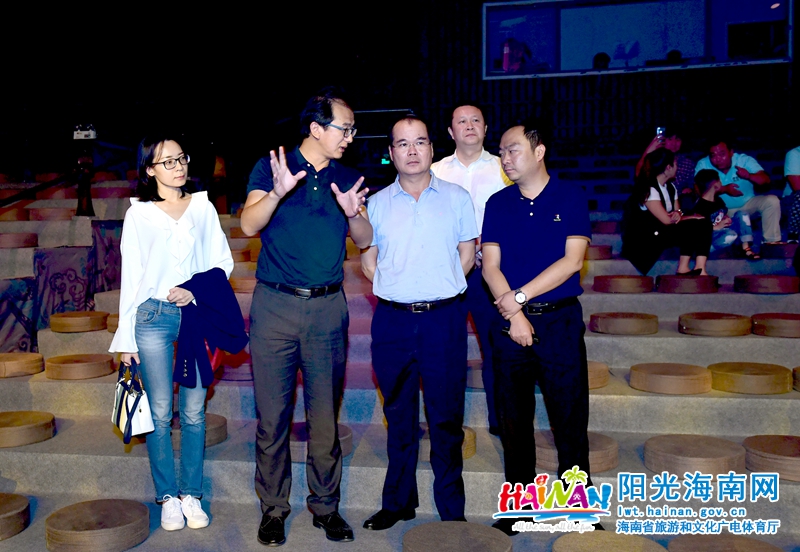 检查组在乐动敦煌演出场地（美丽之冠）听取景区负责人汇报工作