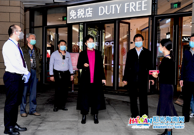 检查组一行前往海口日月广场免税店，暗访疫情防控情况。