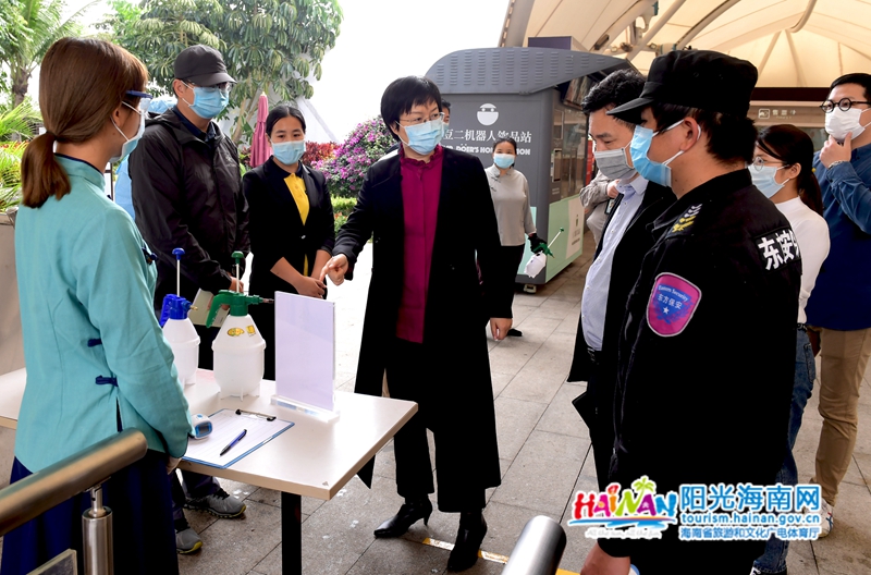 在海口观澜湖冯小刚电影公社，孙颖详细了解游客入园登记、体温监测、疫情防控措施落实情况。