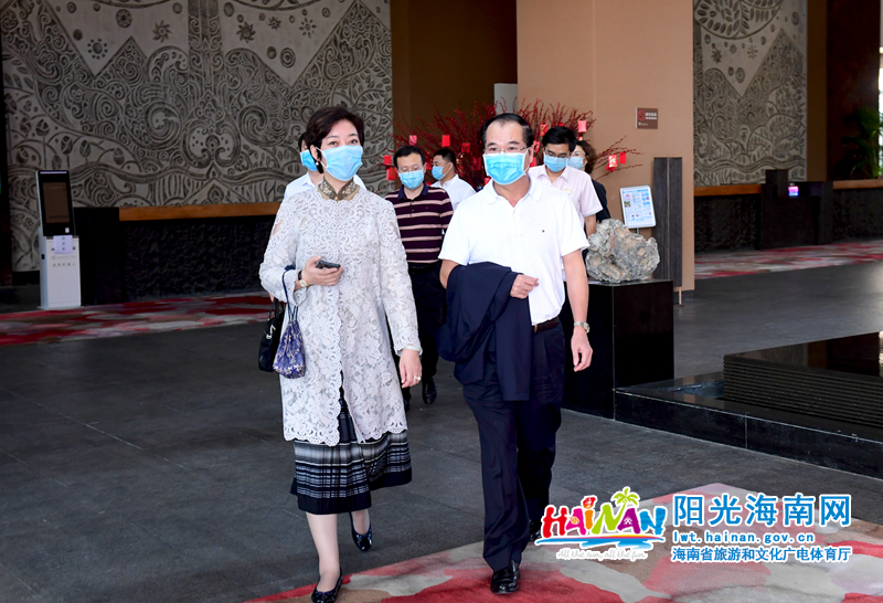 调研组检查三亚湾红树林酒店开业运营情况