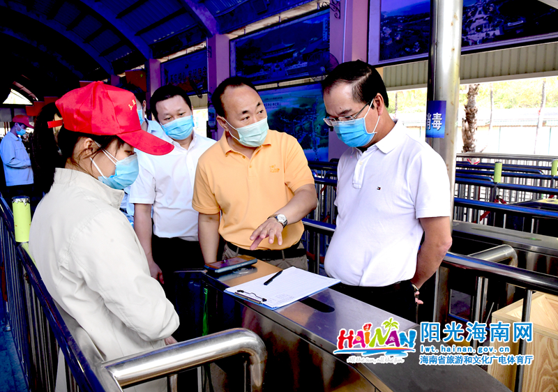 调研组在南山文化旅游区了解游客实名登记、检查健康码、测量体温等防控措施细节。
