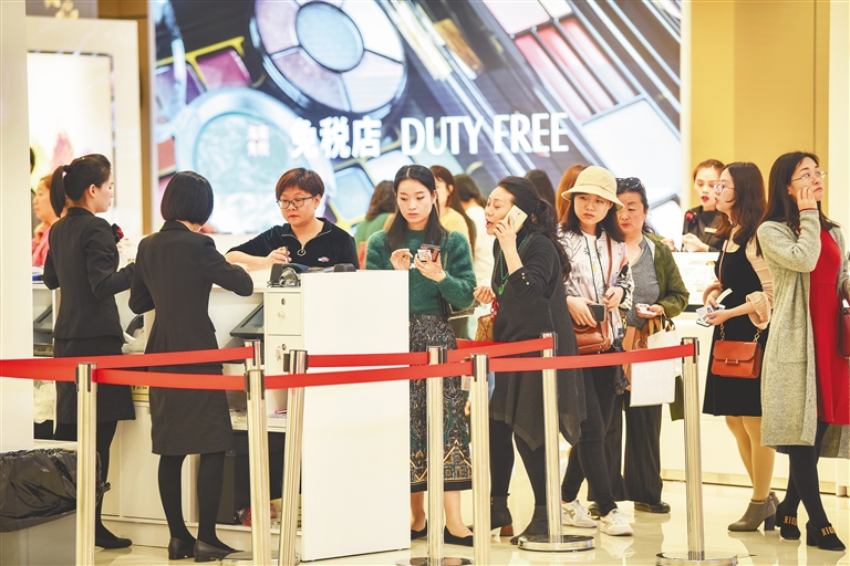 市民游客在位于海口市日月广场的海口免税店选购商品。海南日报记者 袁琛 摄