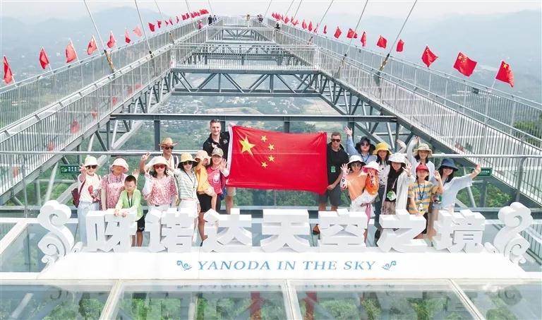 近年来，海南旅游业蓬勃发展，旅游设施愈加完善，旅游产品日趋多元化。图为游客在海南呀诺达雨林文化旅游区的玻璃观景平台上感受美景  图海南日报.jpg