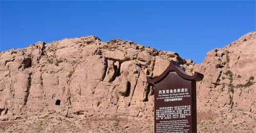 戈壁明珠花大门石刻_副本.jpg
