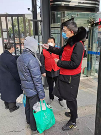 西溪湿地洪园党员志愿者助力社区防疫工作