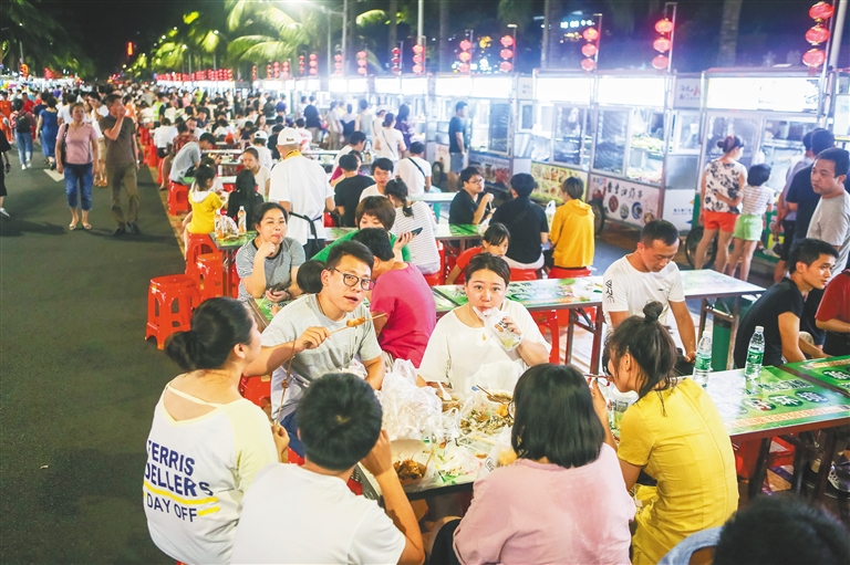 来夜市吃宵夜的“吃货”很多。阮琛 供图.jpg