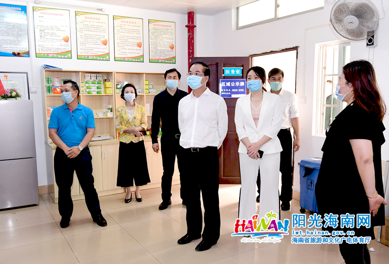 林光强一行在海南省文化艺术学校调研，检查医务室防疫设施。
