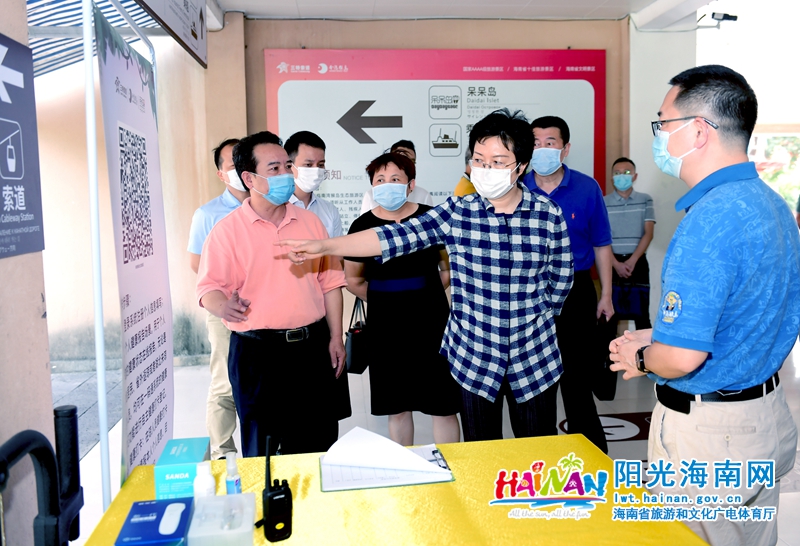 孙颖在南湾猴岛生态旅游区检查游客扫健康码入园及景区疫情防控工作落实情况
