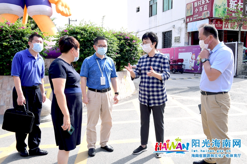 孙颖在南湾猴岛生态旅游区，向有关负责人了解旅游文化市场疫情防控和安全生产工作。