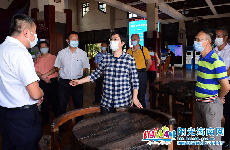 孙颖在分界洲生态文化旅游区，向相关负责人了解游客网络预约购票及疫情防控等相关情况。