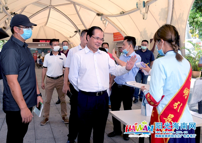 林光强在海口观澜湖冯小刚电影公社入口查看体温测量设备