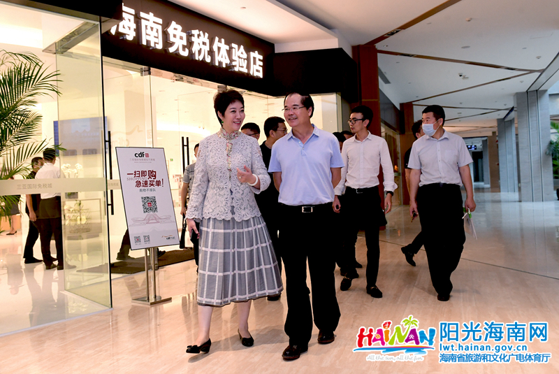林光强与三亚免税体验店相关负责人交谈.jpg