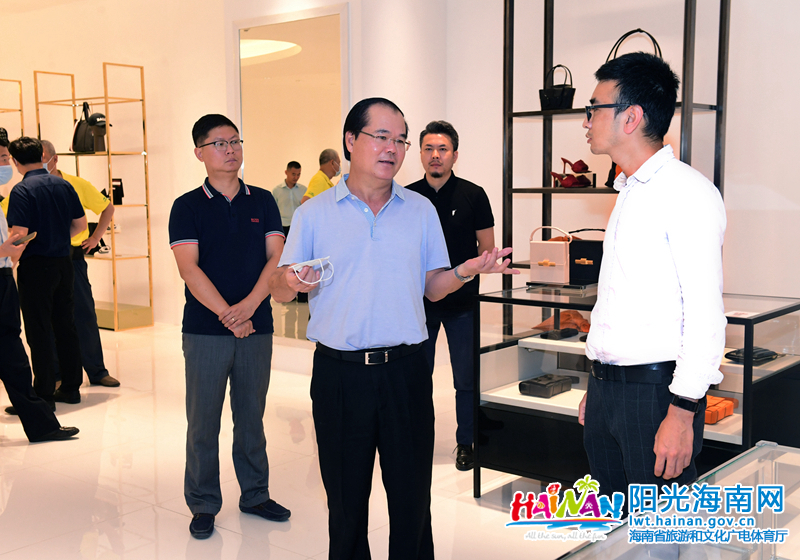 林光强向三亚免税体验店经营者了解客流、收入、货品等情况.jpg